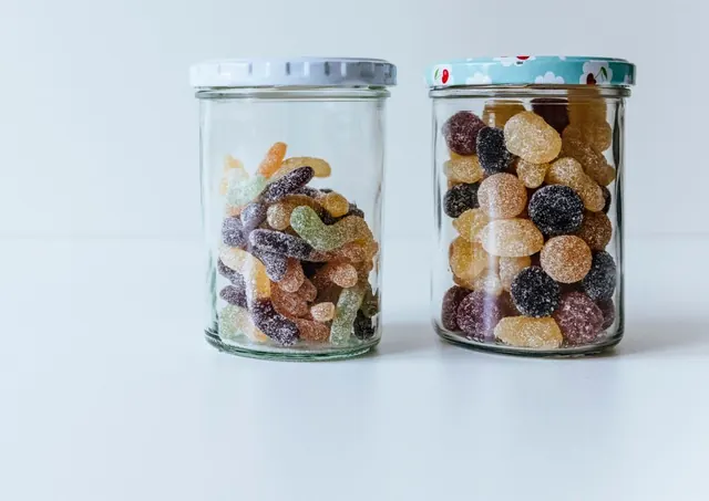 Dois potes de vidro cheios de balas de goma