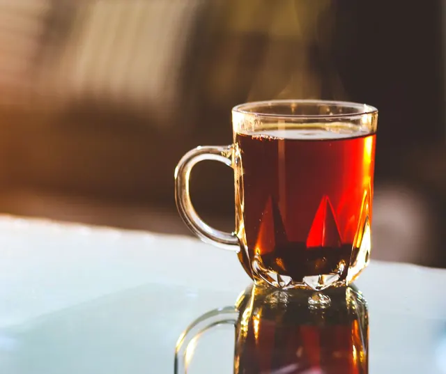 Caneca de vidro com chá quente