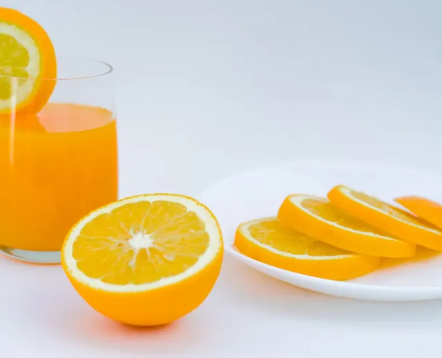 Copo de suco de laranja com rodelas da fruta